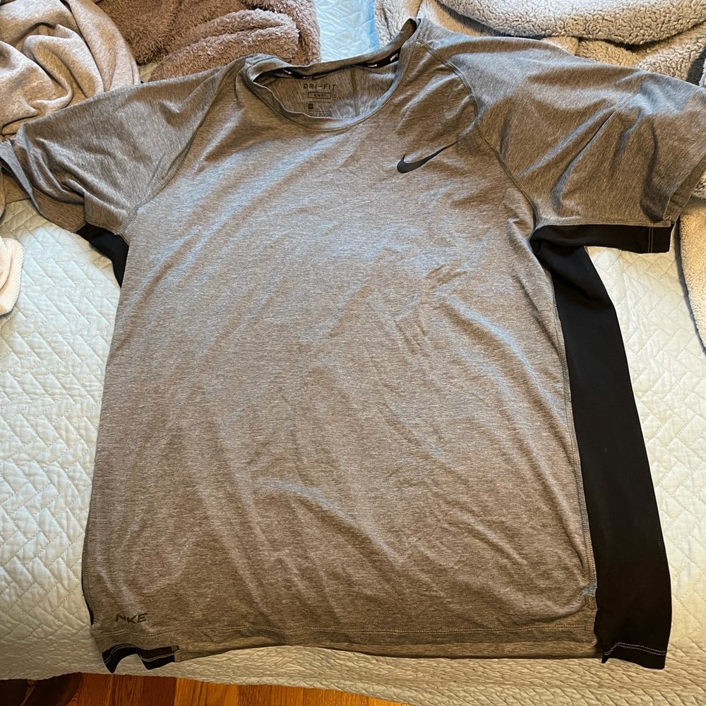 NIKE SHORT SLEEVE SHIRT
